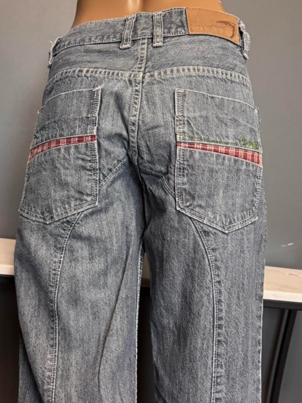 ❌SOLD❌Y2K Straight Leg Jeans W/ Red Detailing - Picture 2 of 7